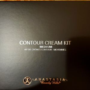 Anastasia Beverly Hills- Contour Pallet- Medium tone